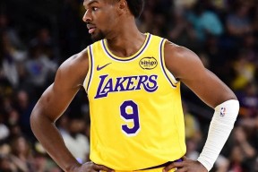 Ming回归赛场，比分优势明显首场状态亮眼，湖人观众沸腾！的简单介绍